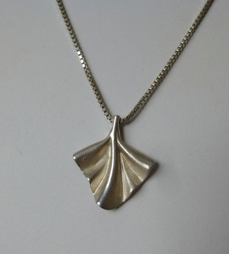 Siersbøl Sterling fan-shaped pendant with chain