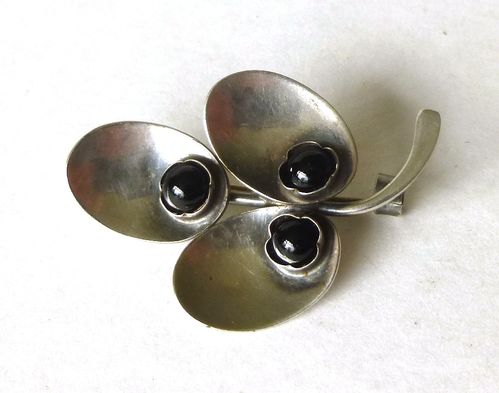 C.O Frydensberg small leaves brooch with onyx